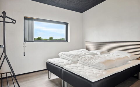 Anelle - 500M from the Sea: Plafond, Interieur Ontwerp, Slaapkamer, Bed, Verdieping, Bed Frame, Lichte Inrichting, Bedding, Kamer, Laken