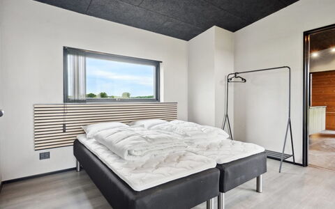 Anelle - 500M from the Sea: Slaapkamer, Plafond, Bed, Interieur Ontwerp, Laken, Flooring, Bedding, Verdieping, Bed Frame, Kamer