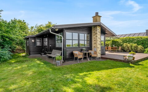 Stjerne - 300M from the Sea: Verblijf, Deur, Garden Gebouwen, Werf, Boerderij, Veranda, Siding, Blokhut, Outdoor Structuur, Backyard