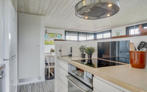 Stjerne - 300M from the Sea: Keuken, Countertop, Interieur Ontwerp, Flooring, Toestel Van De Keuken, Meubilair, Cabinetry, Verdieping, Lichte Inrichting, Hout