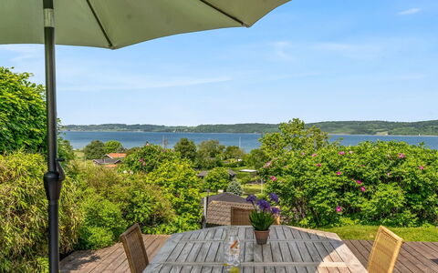 Stjerne - 300M from the Sea: Struik, Meubilair, Buitenmeubels, Schaduw, Stoel, Buitentafel, Eco Hotel, Paraplu, Tuin
