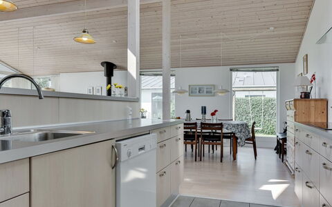 Hilmer - from the Sea: Keuken, Countertop, Flooring, Interieur Ontwerp, Meubilair, Hout, Plafond, Verdieping, Cabinetry, Lichte Inrichting