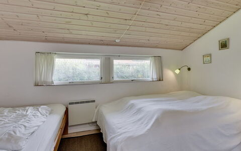 Hilmer - from the Sea: Hout, Plafond, Interieur Ontwerp, Flooring, Slaapkamer, Verdieping, Bed, Kamer, Laken, Verlichting