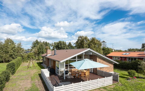 Hilmer - from the Sea: Dak, Huis, Huis, Verblijf, Siding, Landgoed, Oprit, Garden Gebouwen, Werf, Schuur