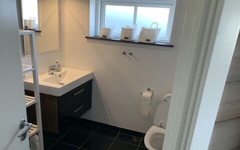 Orsa - 80M from the Sea: Loodgieterswerkinrichting, Badkamer, Flooring, Wastafel In De Badkamer, Verdieping, Interieur Ontwerp, Badkamerkast, Wastafel, Toilet, Loodgieter