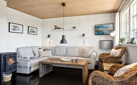 Ekatarina - 125M from the Sea: Meubilair, Interieur Ontwerp, Hout, Bankstel, Flooring, Plafond, Woonkamer, Verdieping, Kamer, Huis