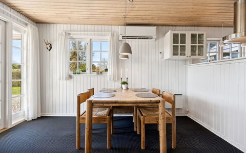 Ekatarina - 125M from the Sea: Flooring, Hout, Meubilair, Plafond, Interieur Ontwerp, Verdieping, Keuken En Eettafel, Eetkamer, Houten Vloer, Huis