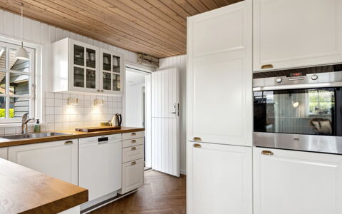 Ekatarina - 125M from the Sea: Toestel Van De Keuken, Keuken, Hout, Flooring, Cabinetry, Major Appliance, Interieur Ontwerp, Countertop, Plafond, Verdieping