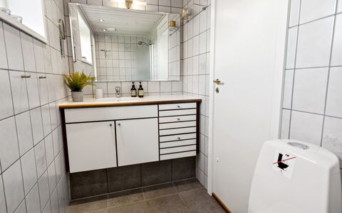 Ekatarina - 125M from the Sea: Flooring, Loodgieterswerkinrichting, Verdieping, Interieur Ontwerp, Badkamer, Loodgieter, Wastafel, Wastafel In De Badkamer, Kraan, Tegel