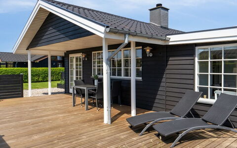 Ekatarina - 125M from the Sea: Verblijf, Schaduw, Buitenmeubels, Veranda, Dek, Outdoor Structuur, Siding