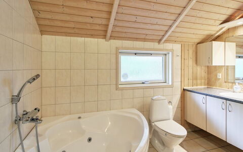 Ellica - 50Km from the Sea: Loodgieterswerkinrichting, Plafond, Flooring, Badkamer, Hout, Interieur Ontwerp, Wastafel, Verdieping, Kraan, Loodgieter