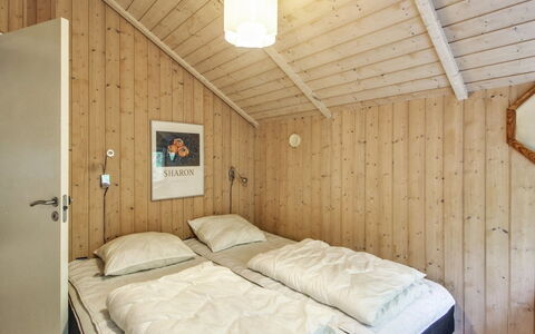 Ellica - 50Km from the Sea: Slaapkamer, Muur, Hout, Bed, Interieur Ontwerp, Plafond, Verdieping, Flooring, Laken, Bedding