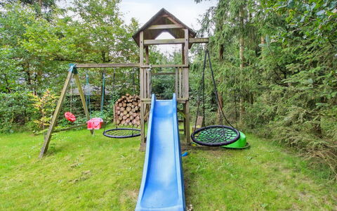 Ellica - 50Km from the Sea: Dia Van De Speelplaats, Speeltoestel, Chute, Speelplaats, Tuin, Vrije Tijd, Gazon, Landscaping, Park, Backyard
