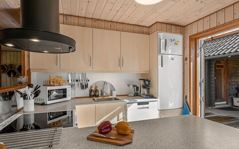 Engeline - 300M to the Fjord: Keuken, Hout, Countertop, Toestel Van De Keuken, Flooring, Interieur Ontwerp, Meubilair, Huishoudapparatuur, Plafond, Major Appliance