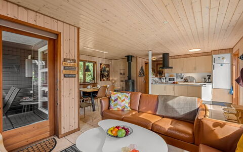 Engeline - 300M to the Fjord: Interieur Ontwerp, Hout, Meubilair, Flooring, Plafond, Verdieping, Bankstel, Kamer, Woonkamer, Stoel