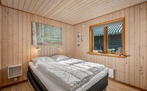 Engeline - 300M to the Fjord: Hout, Slaapkamer, Interieur Ontwerp, Plafond, Bed, Flooring, Verdieping, Laken, Kamer, Huis