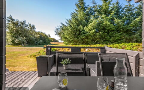 Engeline - 300M to the Fjord: Meubilair, Buitenmeubels, Buitentafel, Schaduw, Stoel, Tuin, Hardwood, Dek, Landscaping, Keuken En Eettafel