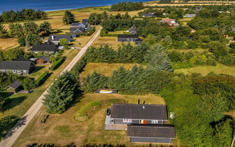 Engeline - 300M to the Fjord: Landschap, Woongebied, Dak, Land Lot, Huis, Plain, Vogelperspectief, Landelijk Gebied, Menselijke Nederzetting, Luchtfotografie