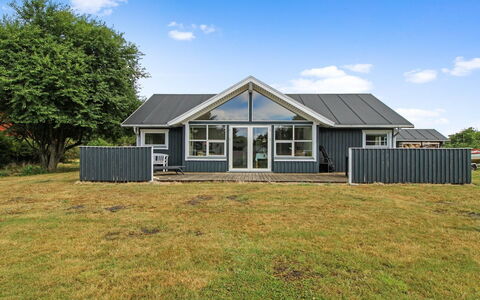 Daina - 400M to the Fjord: Verblijf, Huis, Huis, Dak, Veranda, Landgoed, Siding, Garden Gebouwen, Boerderij, Werf