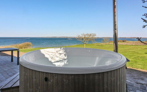 Thorge - 75M to the Fjord: Samengesteld Materiaal, Zwembad, Toevlucht, Dek, Hardwood, Ontwerp, Jacuzzi, Buitenmeubels, Beits