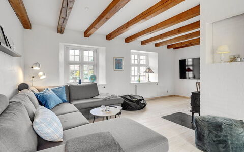 Thorge - 75M to the Fjord: Interieur Ontwerp, Meubilair, Flooring, Bankstel, Hout, Plafond, Verdieping, Woonkamer, Huis, Kamer
