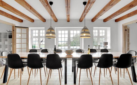 Thorge - 75M to the Fjord: Meubilair, Interieur Ontwerp, Flooring, Hout, Eetkamer, Stoel, Verdieping, Tafel, Keuken En Eettafel, Plafond
