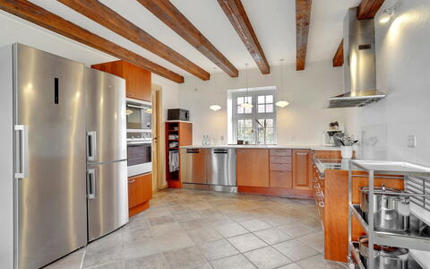 Thorge - 75M to the Fjord: Keuken, Flooring, Meubilair, Verdieping, Hout, Countertop, Interieur Ontwerp, Plafond, Cabinetry, Houten Vloer