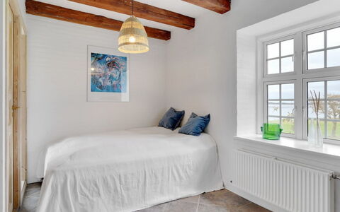 Thorge - 75M to the Fjord: Flooring, Verdieping, Muur, Interieur Ontwerp, Slaapkamer, Hout, Bed, Plafond, Kamer, Meubilair