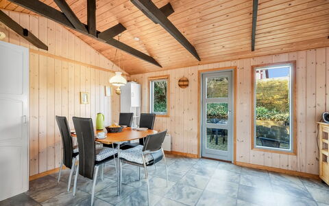 Alpi - 250M to the Fjord: Hout, Plafond, Deur, Kamer, Hardwood, Beits, Blokhut, Lichte Inrichting, Straal, Plank