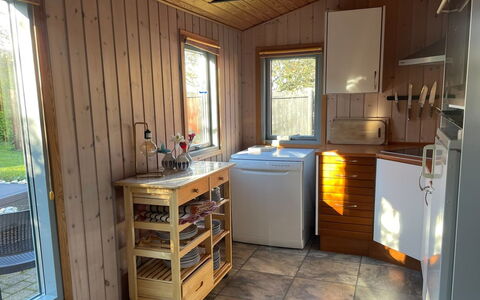 Alpi - 250M to the Fjord: Hout, Flooring, Toestel Van De Keuken, Major Appliance, Keuken, Interieur Ontwerp, Verdieping, Countertop, Kamer, Beits