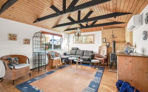 Alpi - 250M to the Fjord: Meubilair, Interieur Ontwerp, Flooring, Hout, Plafond, Bankstel, Verdieping, Woonkamer, Verlichting, Kamer
