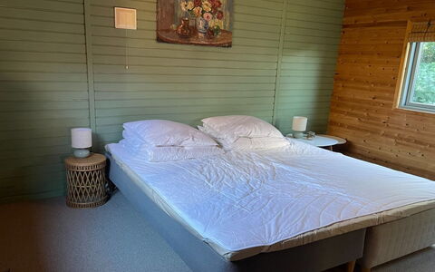Alpi - 250M to the Fjord: Hout, Slaapkamer, Meubilair, Bed, Verdieping, Flooring, Laken, Interieur Ontwerp, Linens, Bedding