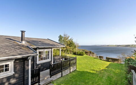 Lenita - 30M to the Fjord: Blauw, Struik, Verblijf, Groundcover, Tuin, Landgoed, Schaduw, Landscaping, Boerderij, Eco Hotel