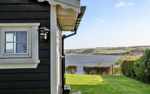 Lenita - 30M to the Fjord: Blauw, Struik, Verblijf, Groundcover, Tuin, Landgoed, Schaduw, Landscaping, Boerderij, Eco Hotel