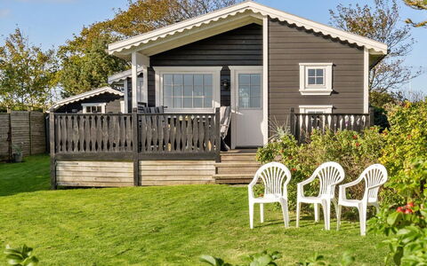 Lenita - 30M to the Fjord: Blauw, Struik, Verblijf, Groundcover, Tuin, Landgoed, Schaduw, Landscaping, Boerderij, Eco Hotel
