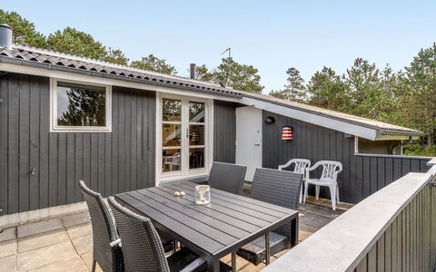 Ljupka - 1Km from the Sea: Hout, Deur, Huis, Hardwood, Plank, Verblijf, Siding, Beits, Dek, Veranda