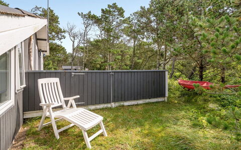Ljupka - 1Km from the Sea: Schaduw, Backyard, Hardwood, Tuin, Werf, Siding, Landscaping, Plank, Hek, Ontwerp