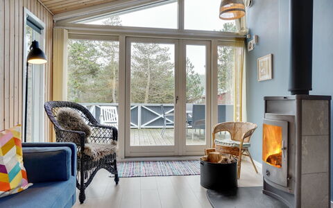 Ljupka - 1Km from the Sea: Hout, Flooring, Meubilair, Interieur Ontwerp, Verdieping, Huis, Plafond, Stoel, Kamer, Woonkamer