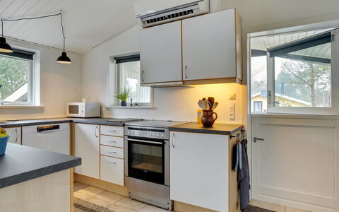 Ljupka - 1Km from the Sea: Keuken, Hout, Countertop, Interieur Ontwerp, Plafond, Flooring, Toestel Van De Keuken, Major Appliance, Cabinetry, Meubilair