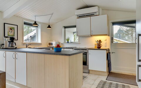 Ljupka - 1Km from the Sea: Keuken, Countertop, Plafond, Flooring, Interieur Ontwerp, Cabinetry, Toestel Van De Keuken, Meubilair, Major Appliance, Verdieping