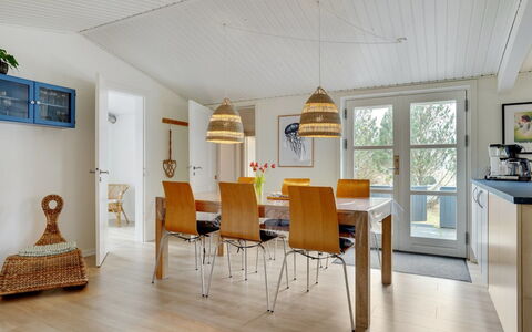 Ljupka - 1Km from the Sea: Meubilair, Interieur Ontwerp, Flooring, Verdieping, Hout, Houten Vloer, Plafond, Stoel, Lichte Inrichting, Eetkamer