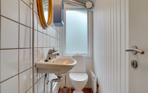 Ljupka - 1Km from the Sea: Badkamer, Loodgieterswerkinrichting, Wc Bril, Muur, Toilet, Wastafel In De Badkamer, Flooring, Wastafel, Verdieping, Interieur Ontwerp