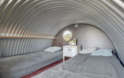 Nielsen - 30M to the Fjord: Slaapkamer, Bedding, Daylighting, Bed, Laken