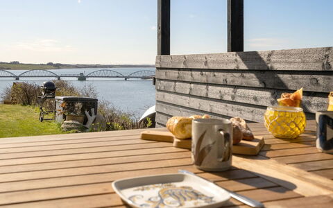 Nielsen - 30M to the Fjord: Hout, Meubilair, Buitenmeubels, Tafel, Kust En Oceanic Landvormen, Hardwood, Buitentafel, Zee, Kust, Stoel