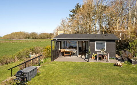 Nielsen - 30M to the Fjord: Verblijf, Deur, Garden Gebouwen, Veranda, Werf, Schuur, Tuin, Gazon, Backyard