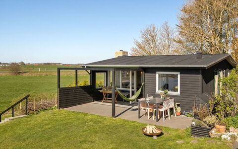 Nielsen - 30M to the Fjord: Huis, Dak, Verblijf, Veranda, Huis, Siding, Deur, Land Lot, Garden Gebouwen, Werf