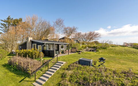 Nielsen - 30M to the Fjord: Gras, Struik, Huis, Huis, Land Lot, Plantengemeenschap, Landelijk Gebied, Verblijf, Groundcover, Tuin