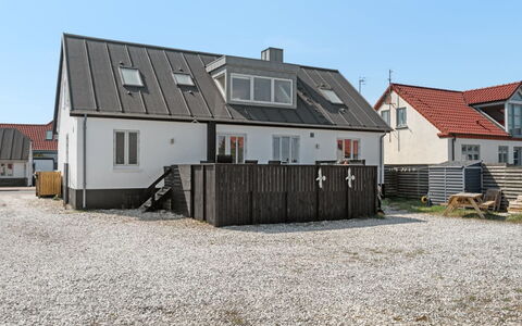 Thilla - 100M from the Sea: Gebouw, Venster, Dak, Huis, Huis, Woongebied, Architectuur, Facade, Verblijf, Samengesteld Materiaal