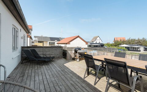 Thilla - 100M from the Sea: Hout, Huis, Dek, Houten Vloer, Plank, Appartement, Hardwood, Balkon, Boardwalk, Leuning