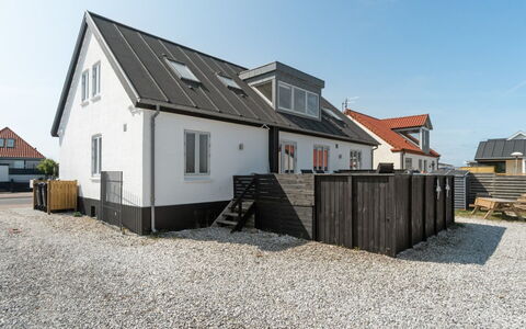 Thilla - 100M from the Sea: Gebouw, Venster, Dak, Huis, Huis, Woongebied, Architectuur, Verblijf, Samengesteld Materiaal, Siding